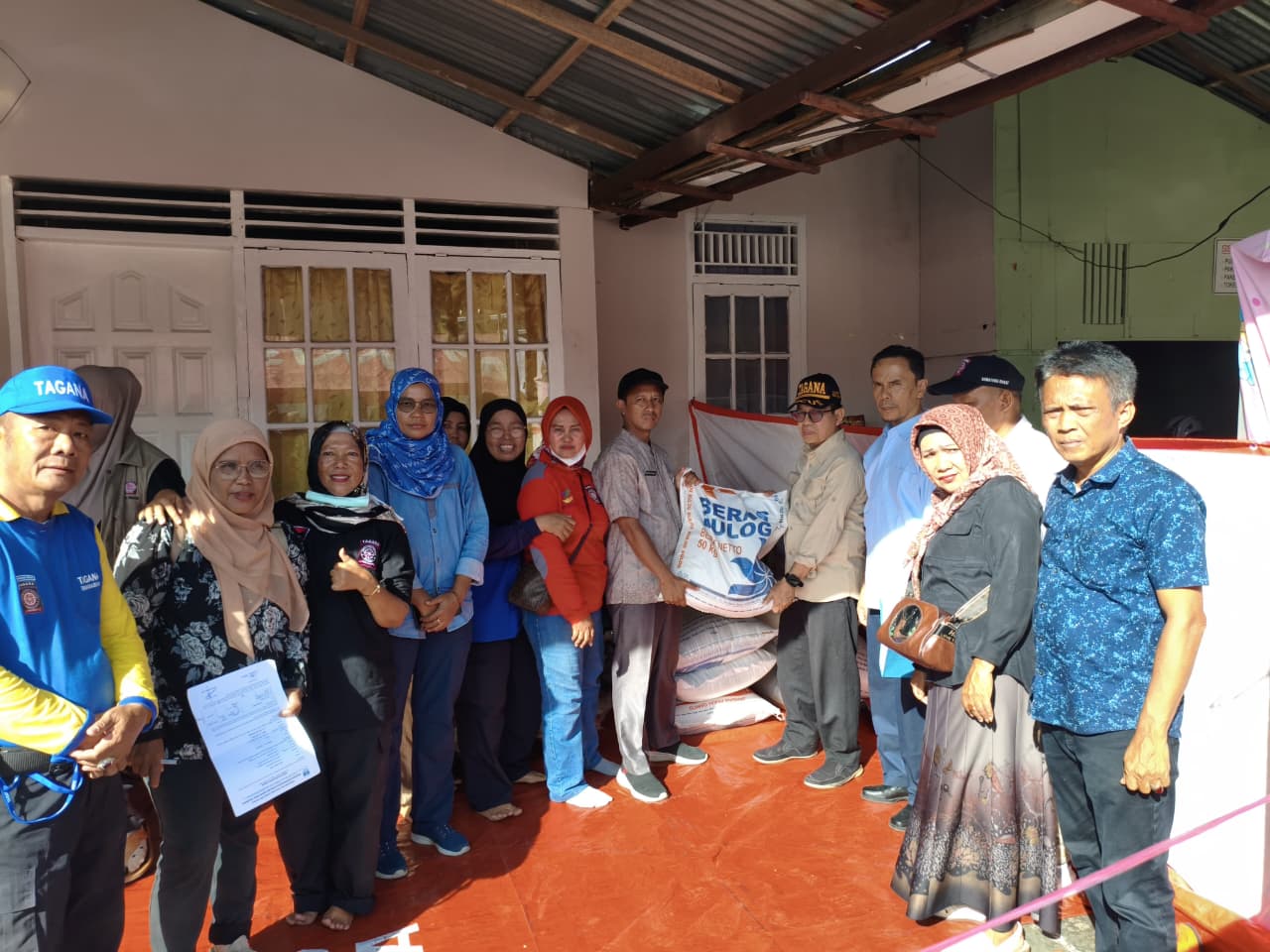 respons-cepat,-pemprov-sumbar-salurkan-317-kg-beras-untuk-dapur-umum-kebakaran-pasar-gadang respons-cepat,-pemprov-sumbar-salurkan-317-kg-beras-untuk-dapur-umum-kebakaran-pasar-gadang
