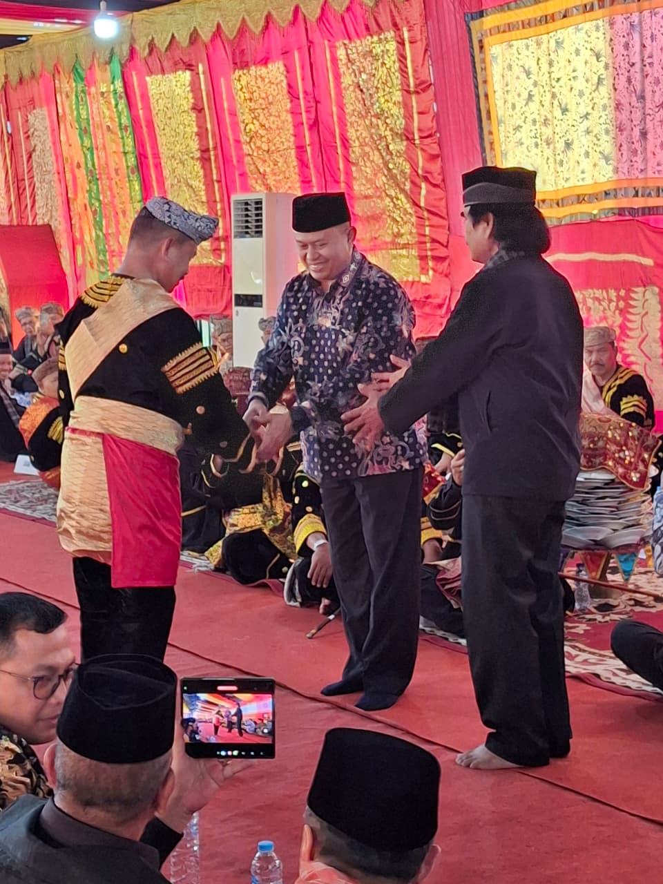 pengukuhan-prof.-fauzi-bahar-sebagai-penghulu-suku-koto,-gubernur-mahyeldi:-jaga-amanah-kaum-dengan-keteladanan