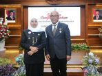 ketua-umum-pwi-pusat-akhmad-munir-terima-lencana-kehormatan-“jer-basuki-mawa-beya”-dari-gubernur-jatim