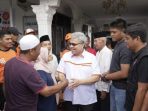 ketua-dprd-sumbar-muhidi-serahkan-bantuan-rp25-juta-kepada-korban-kebakaran-pamancungan