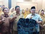 peduli-dunia-pendidikan,-ketua-dprd-sumbar-serahkan-baju-batik-untuk-guru-sma-10-padang