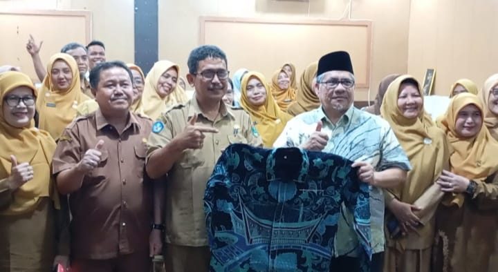 peduli-dunia-pendidikan,-ketua-dprd-sumbar-serahkan-baju-batik-untuk-guru-sma-10-padang peduli-dunia-pendidikan,-ketua-dprd-sumbar-serahkan-baju-batik-untuk-guru-sma-10-padang
