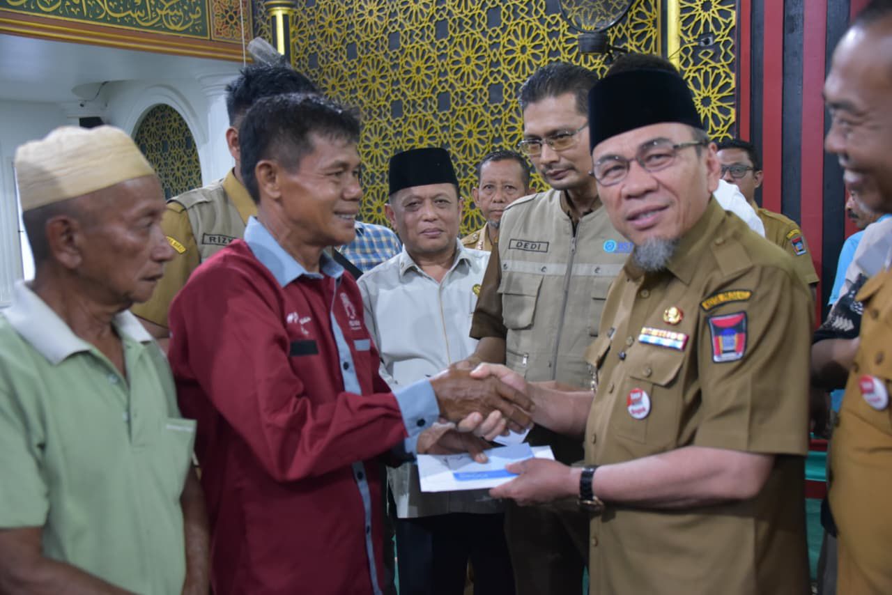 pemko-dan-baznas-padang-salurkan-bantuan-pada-korban-kebakaran-di-pemancungan pemko-dan-baznas-padang-salurkan-bantuan-pada-korban-kebakaran-di-pemancungan