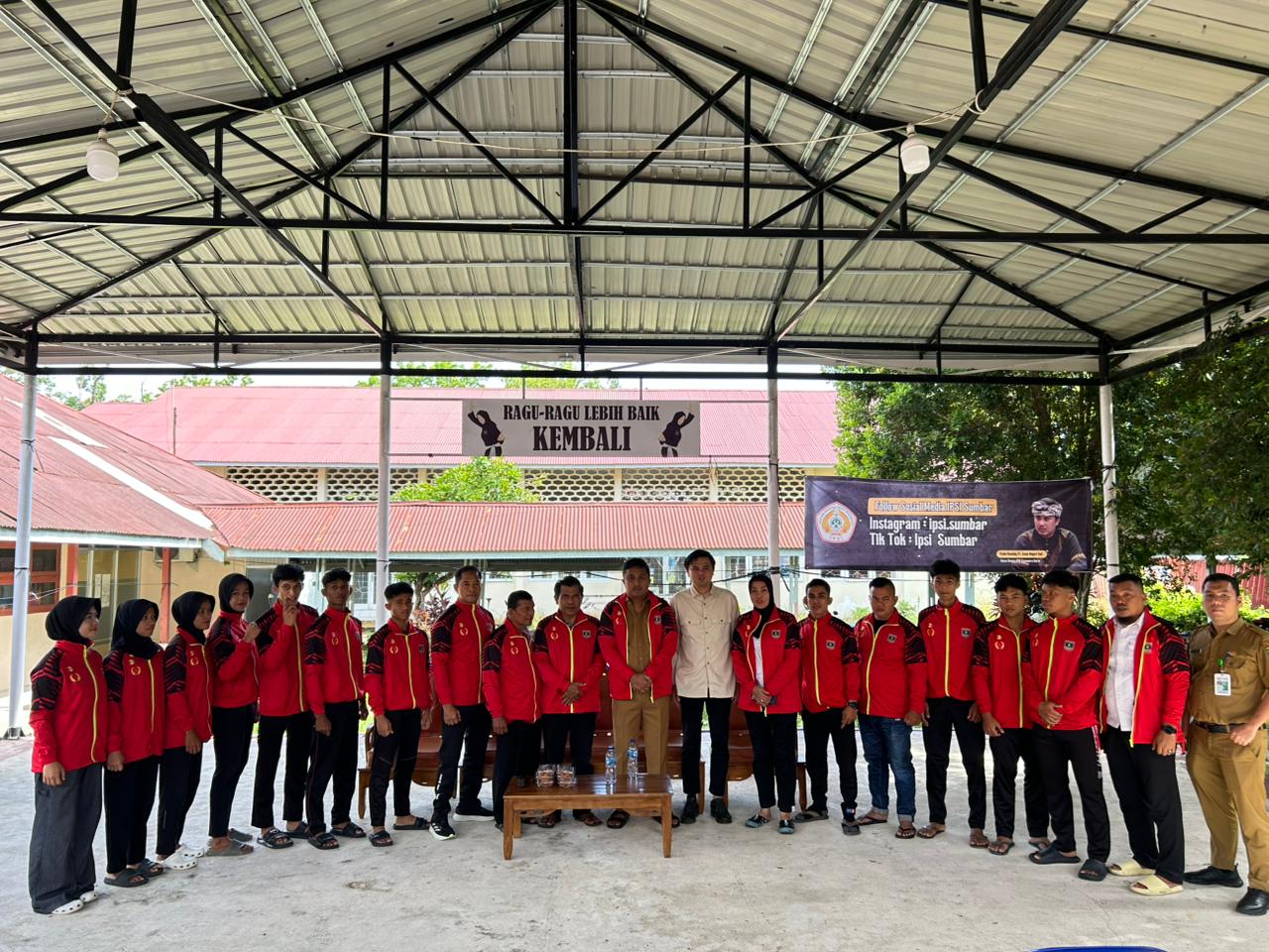 ketua-ipsi-vasko-ruseimy-lepas-atlet-pencak-silat-sumbar-berlaga-di-pon-beladiri