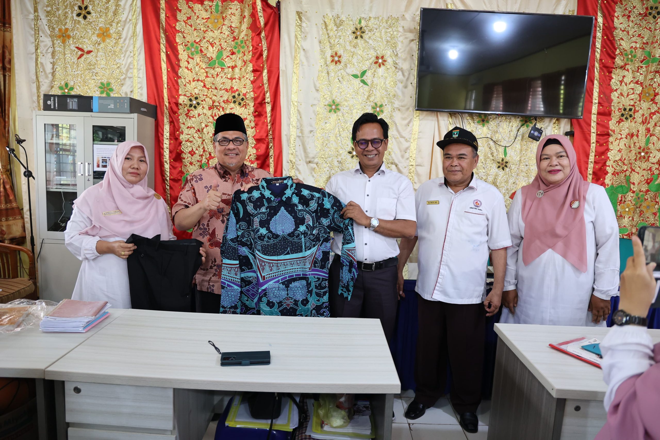 3-sma-terima-bantuan-baju-batik,-muhidi:-kita-akan-perjuangkan-penempatan-guru-konselor 3-sma-terima-bantuan-baju-batik,-muhidi:-kita-akan-perjuangkan-penempatan-guru-konselor
