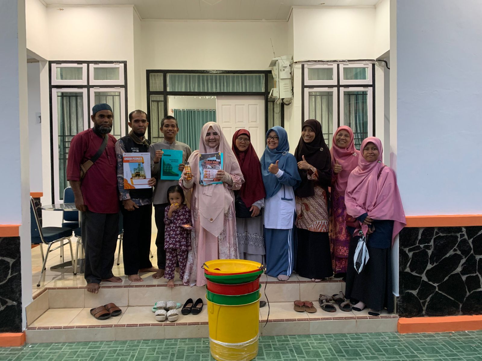 dorong-umkm-pasbar-naik-kelas,-nevi-zuairina-serahkan-tong-sampah-ke-jejaring-dpd-pks dorong-umkm-pasbar-naik-kelas,-nevi-zuairina-serahkan-tong-sampah-ke-jejaring-dpd-pks