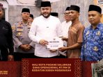 subuh-mubarakah-di-koto-tangah,-wako-padang-fadly-amran-serahkan-dana-operasional-kelurahan-rp1-miliar