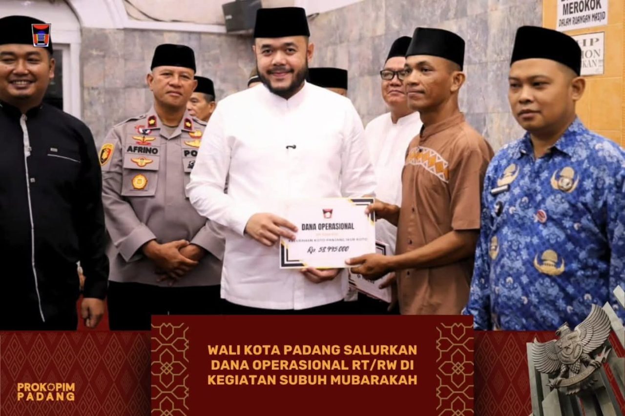 subuh-mubarakah-di-koto-tangah,-wako-padang-fadly-amran-serahkan-dana-operasional-kelurahan-rp1-miliar subuh-mubarakah-di-koto-tangah,-wako-padang-fadly-amran-serahkan-dana-operasional-kelurahan-rp1-miliar