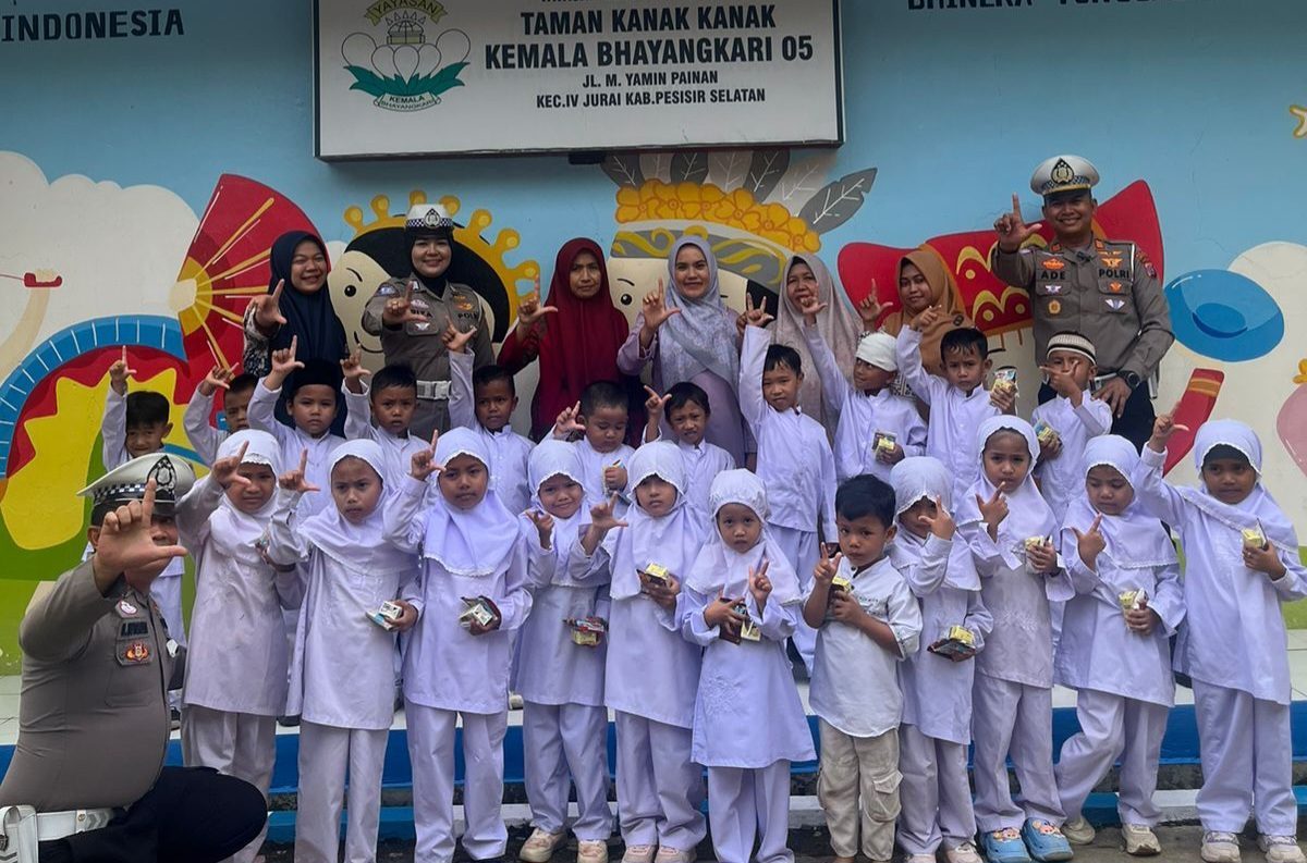 kehadiran-kasat-lantas-polres-pessel-ke-tk-bhayangkari-05-painan-disambut-riang-gembira kehadiran-kasat-lantas-polres-pessel-ke-tk-bhayangkari-05-painan-disambut-riang-gembira