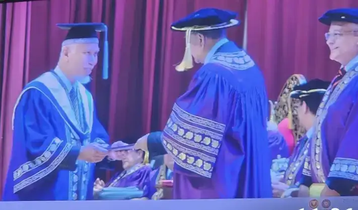 gubernur-mahyeldi-resmi-diwisuda-magister-manajemen-di-unishams-malaysia gubernur-mahyeldi-resmi-diwisuda-magister-manajemen-di-unishams-malaysia