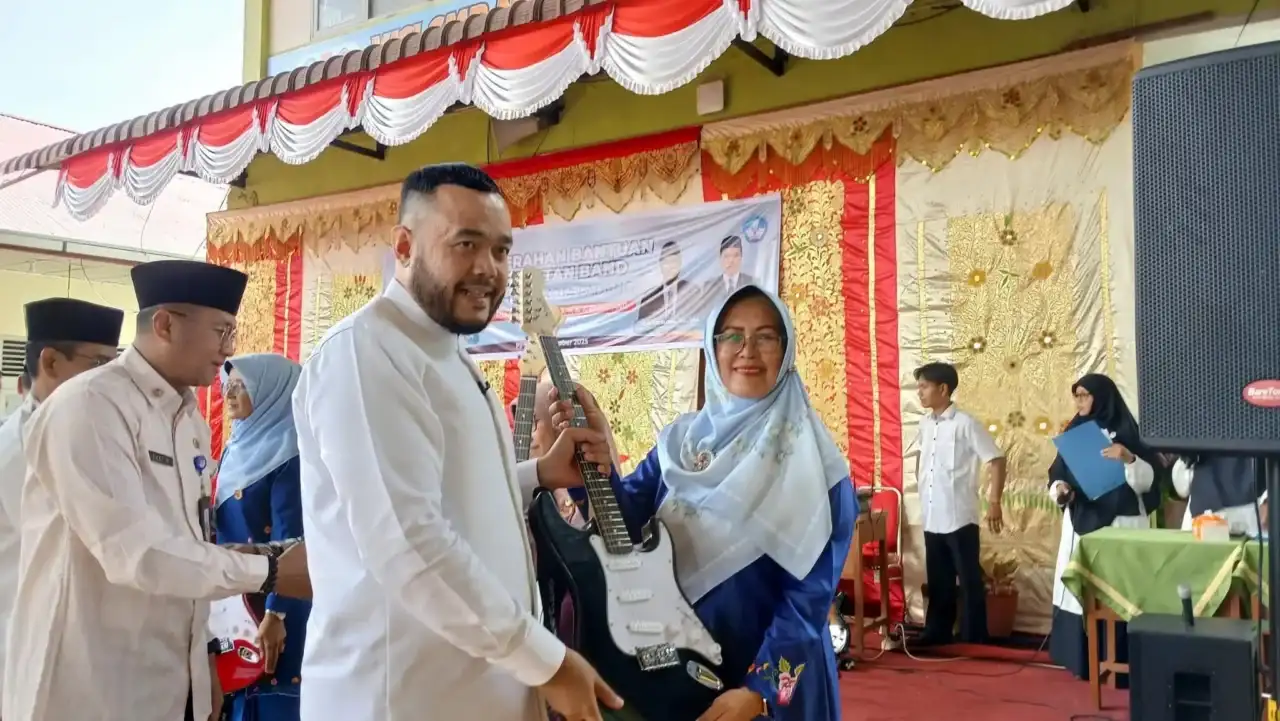 pemko-padang-hidupkan-semangat-ekstrakurikuler-di-sekolah,-serahkan-bantuan-alat-band pemko-padang-hidupkan-semangat-ekstrakurikuler-di-sekolah,-serahkan-bantuan-alat-band