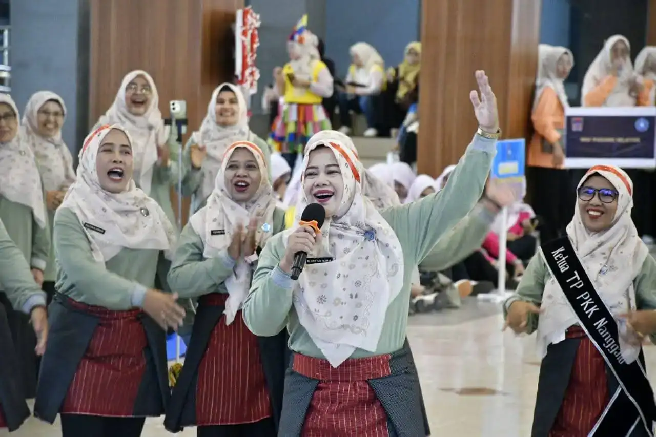 senangnya-kader-pkk-kota-padang-ikuti-gebyar-pkk-2025,-gembira-ria-dan-pulang-bawa-hadiah