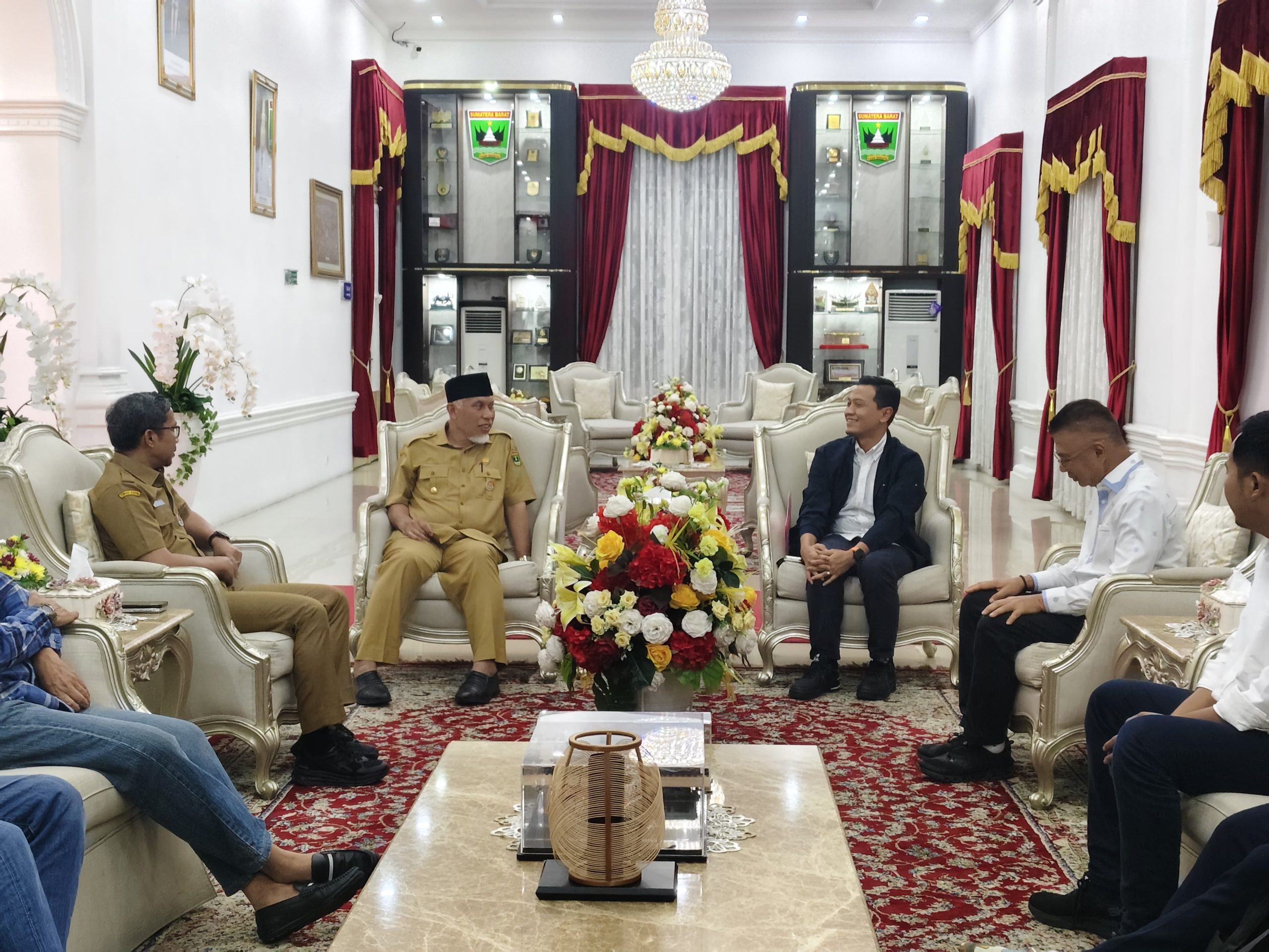 antrean-panjang-di-spbu,-pemprov-sumbar-dan-pertamina-percepat-penyaluran-bbm antrean-panjang-di-spbu,-pemprov-sumbar-dan-pertamina-percepat-penyaluran-bbm