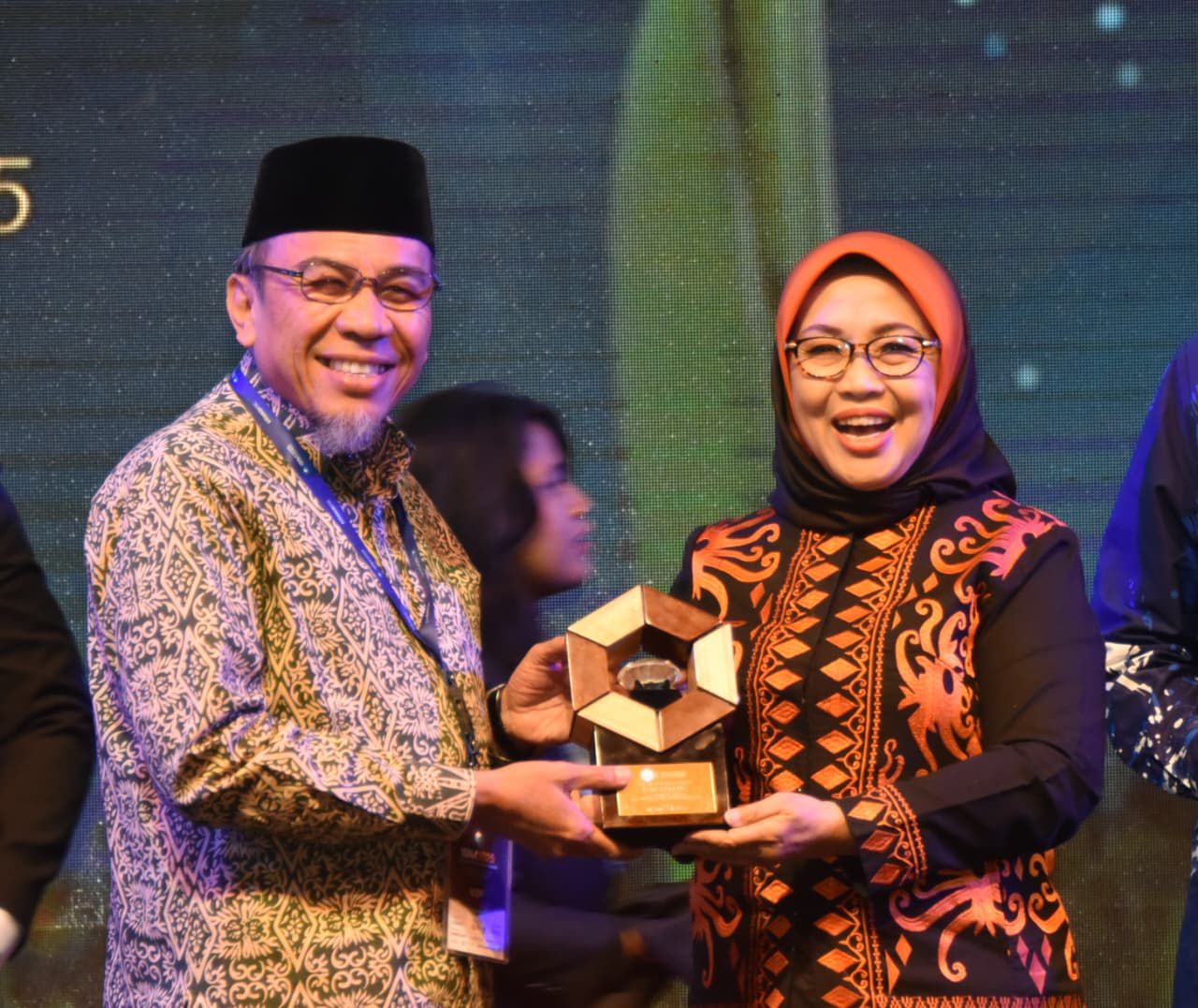program-smart-surau-pemko-padang-raih-penghargaan-isna-2015 program-smart-surau-pemko-padang-raih-penghargaan-isna-2015