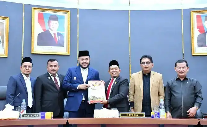 dprd-kota-padang-rapat-paripurna-dengarkan-pandangan-umum-fraksi-terhadap-r-apbd-tahun-2026