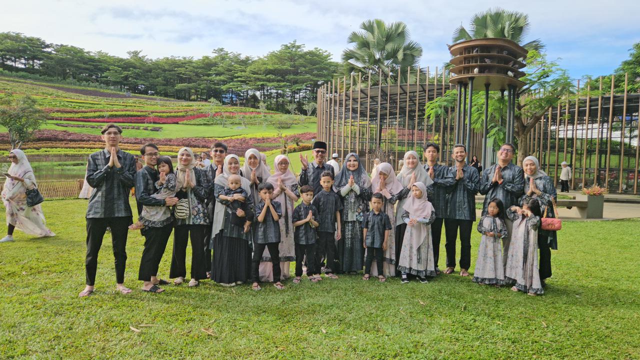 hj.-nevi-zuairina:-ayah-adalah-teladan-tangguh-dan-penopang-keluarga hj.-nevi-zuairina:-ayah-adalah-teladan-tangguh-dan-penopang-keluarga