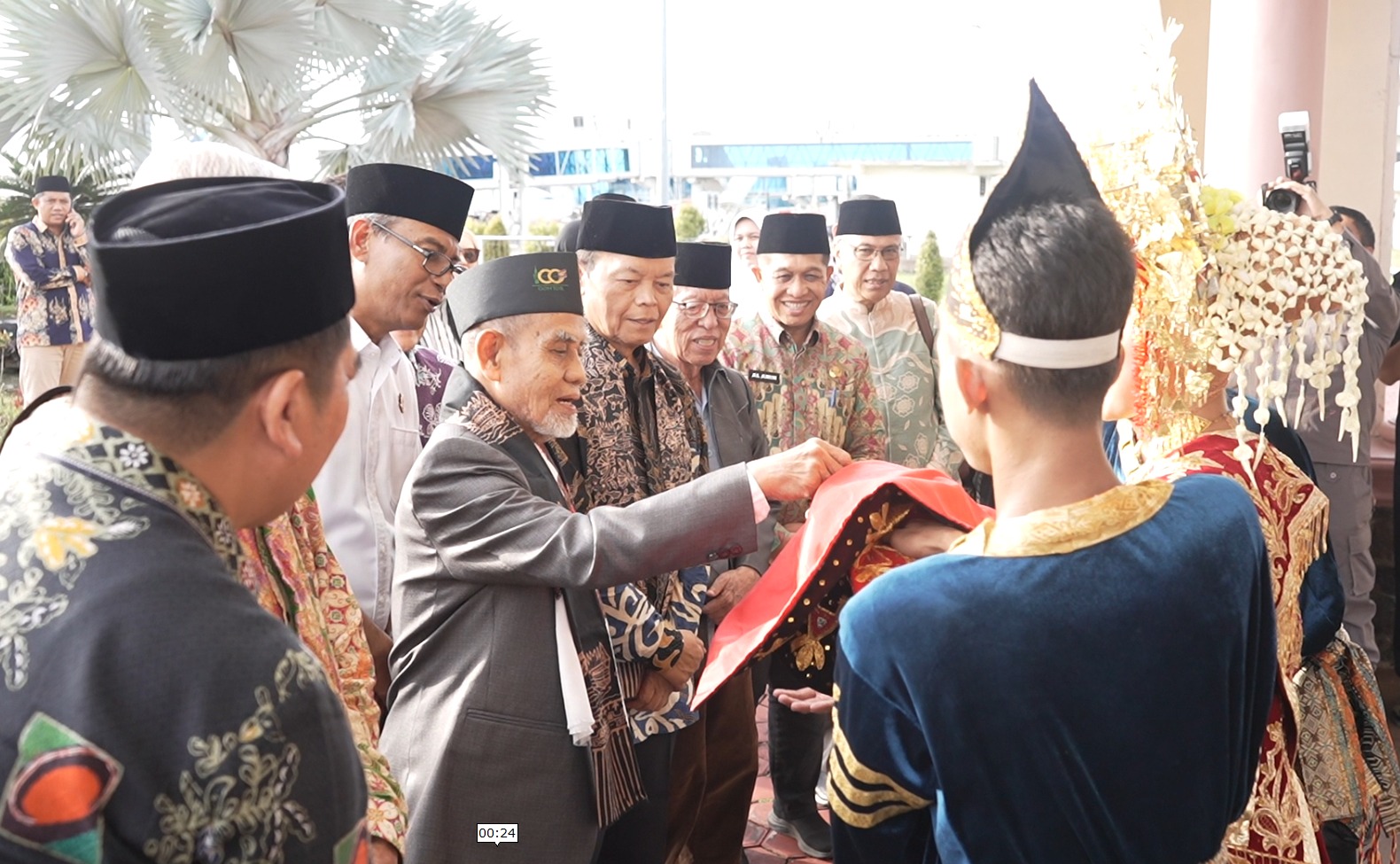 semarak-konferensi-wakaf-internasional,-rombongan-ponpes-gontor-tiba-di-padang semarak-konferensi-wakaf-internasional,-rombongan-ponpes-gontor-tiba-di-padang
