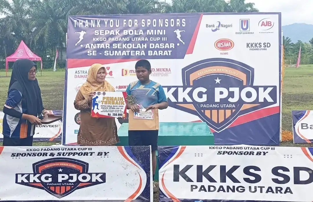kepsek-sd-24-ujung-gurun-yumlisma-bangga-anaknya-alif-rahman-pemain-terbaik-sepakbola-mini-cup-iii kepsek-sd-24-ujung-gurun-yumlisma-bangga-anaknya-alif-rahman-pemain-terbaik-sepakbola-mini-cup-iii