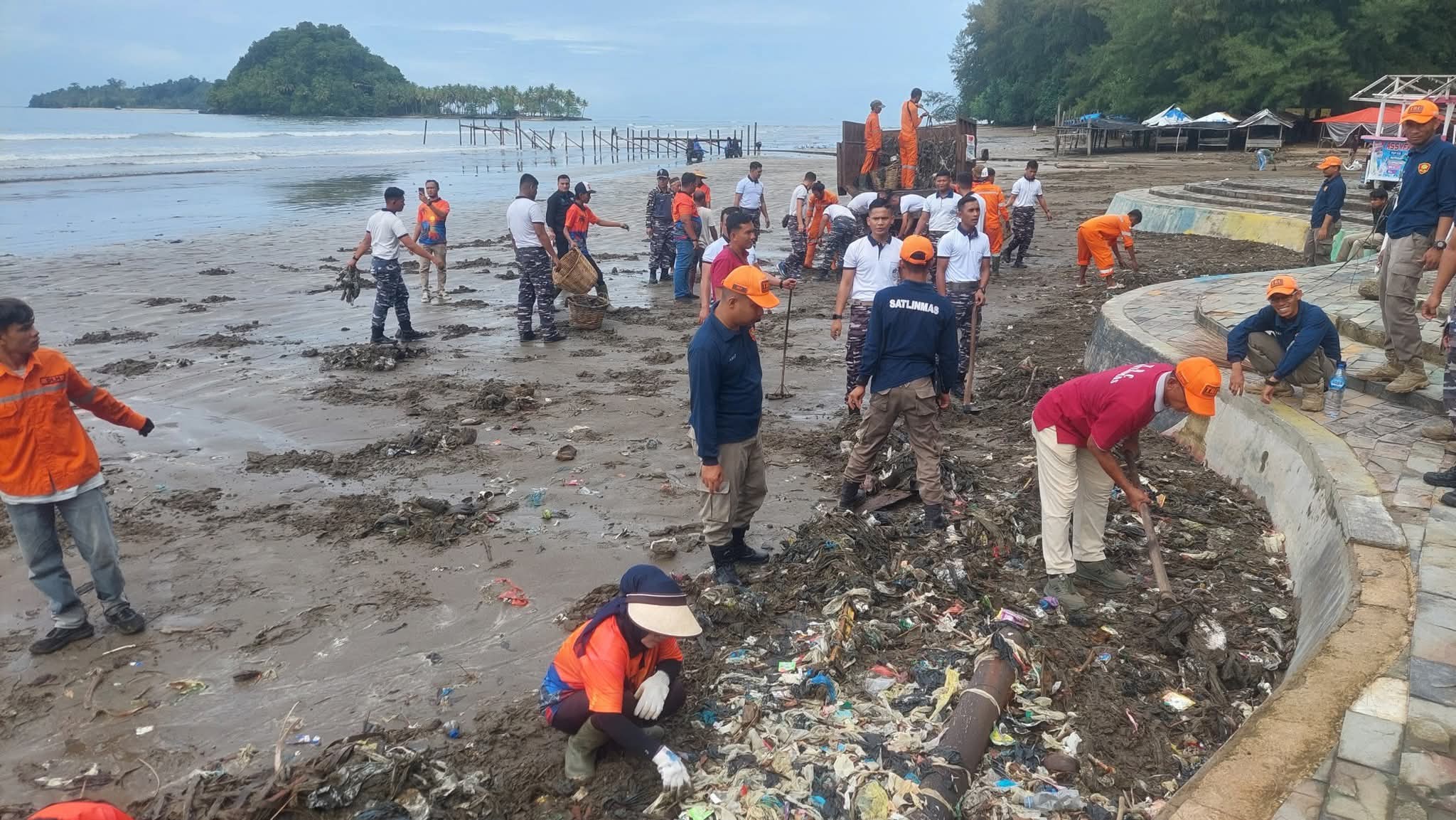 ikon-pariwisata-padang,-kolaborasi-lintas-sektoral-bersihkan-pantai-air-manis ikon-pariwisata-padang,-kolaborasi-lintas-sektoral-bersihkan-pantai-air-manis