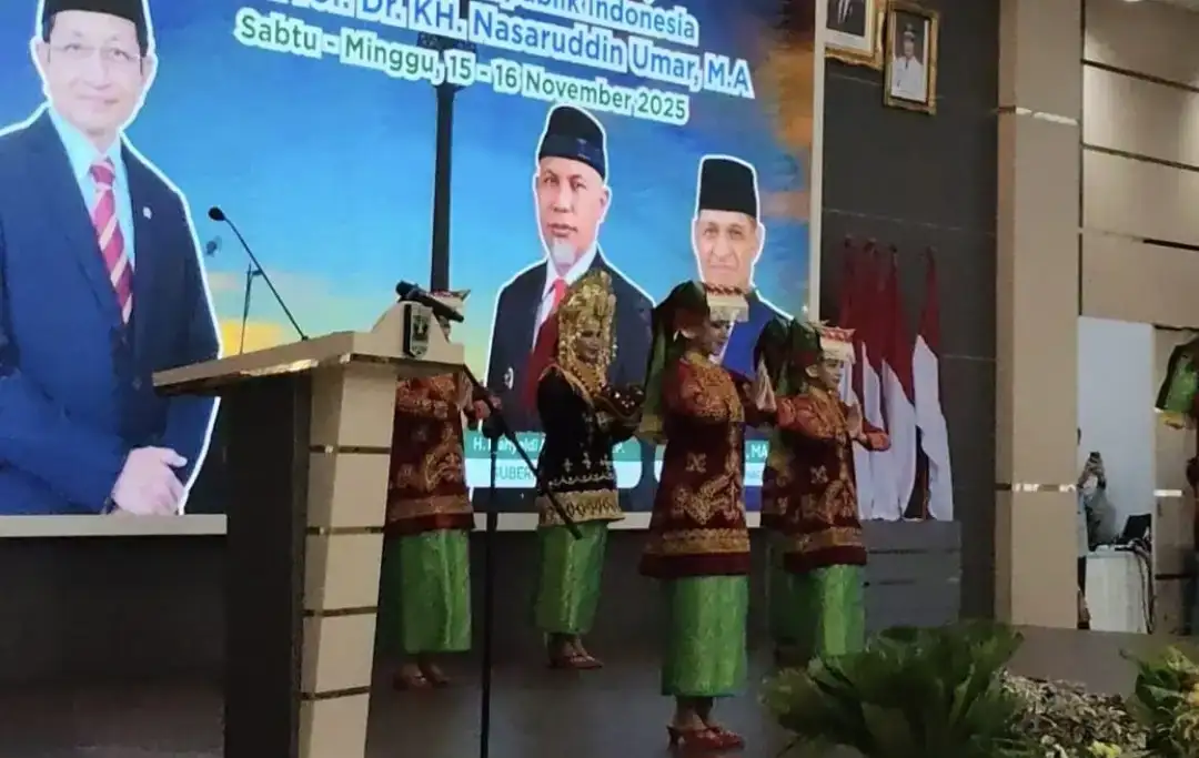 tim-madra-swara-man-2-padang-sambut-menteri-agama-dengan-tari-pasambahan