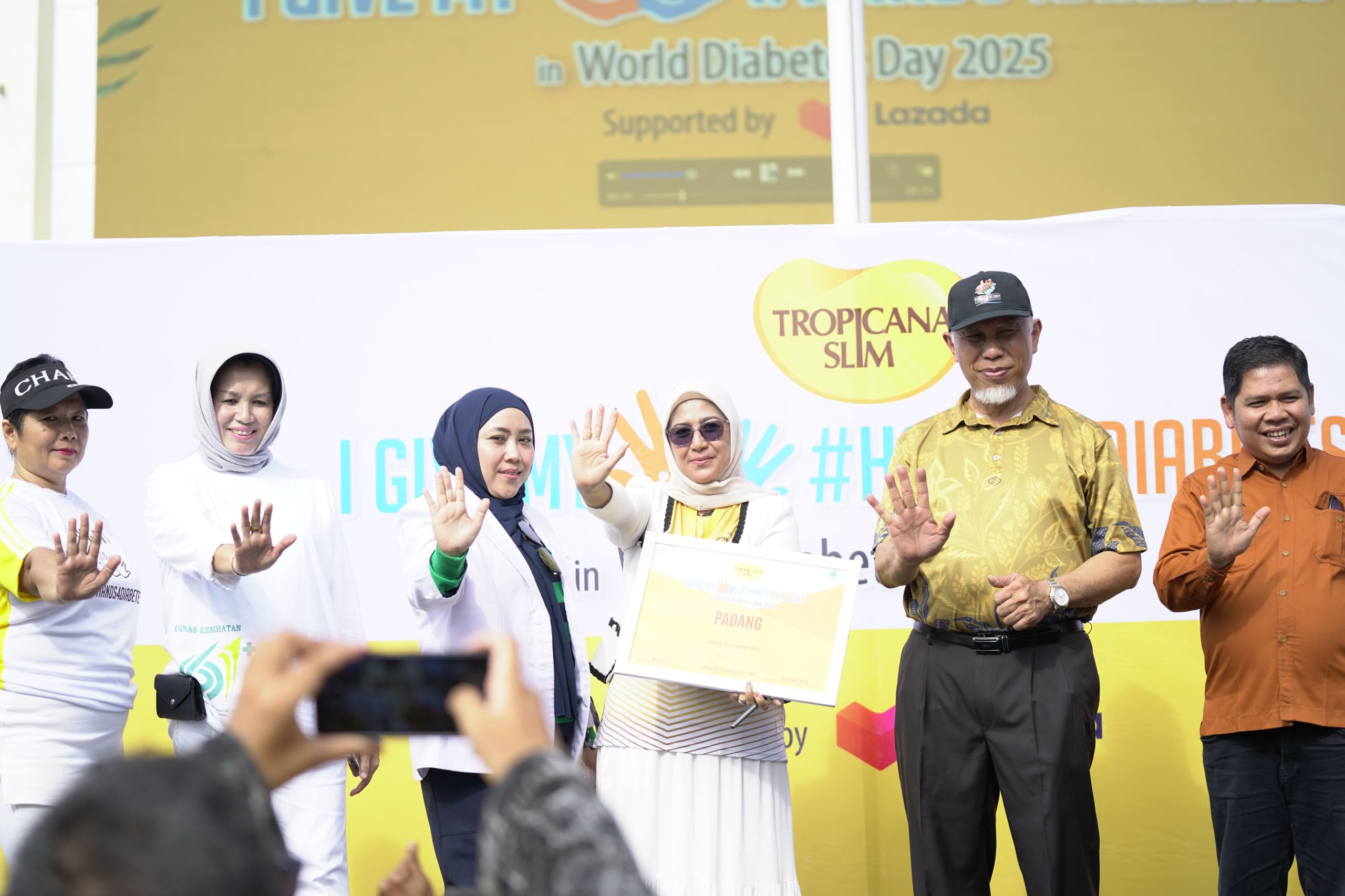 senam-sehat-world-diabetes-day-2025,-gubernur-mahyeldi-ajak-warga-ubah-pola-hidup senam-sehat-world-diabetes-day-2025,-gubernur-mahyeldi-ajak-warga-ubah-pola-hidup