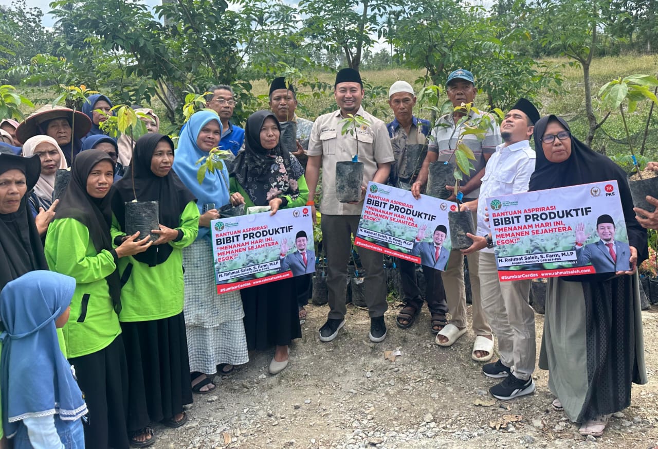 rahmat-saleh-serahkan-bantuan-bibit-untuk-petani-di-solok rahmat-saleh-serahkan-bantuan-bibit-untuk-petani-di-solok