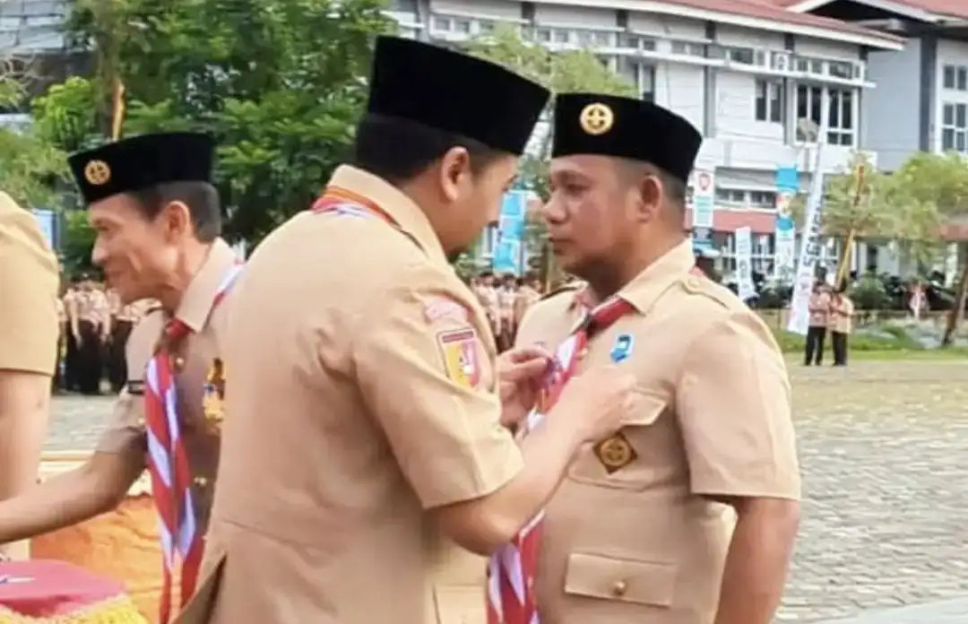 dalam-raimuna-daerah-vii,-aprinaldi-terima-lencana-darma-bakti