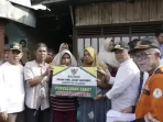 bupati-welly-suheri-serahkan-bantuan-untuk-korban-kebakaran-di-panti