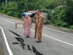 hati-hati,-jalan-bukit-peti-peti-teluk-bayur-amblas