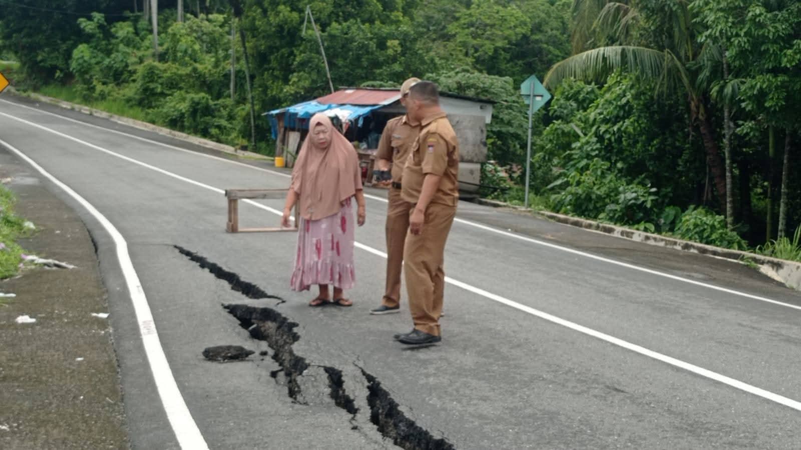 hati-hati,-jalan-bukit-peti-peti-teluk-bayur-amblas