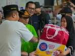 wagub-sumbar-serahkan-bantuan-darurat-untuk-warga-terdampak-banjir-di-batu-busuak