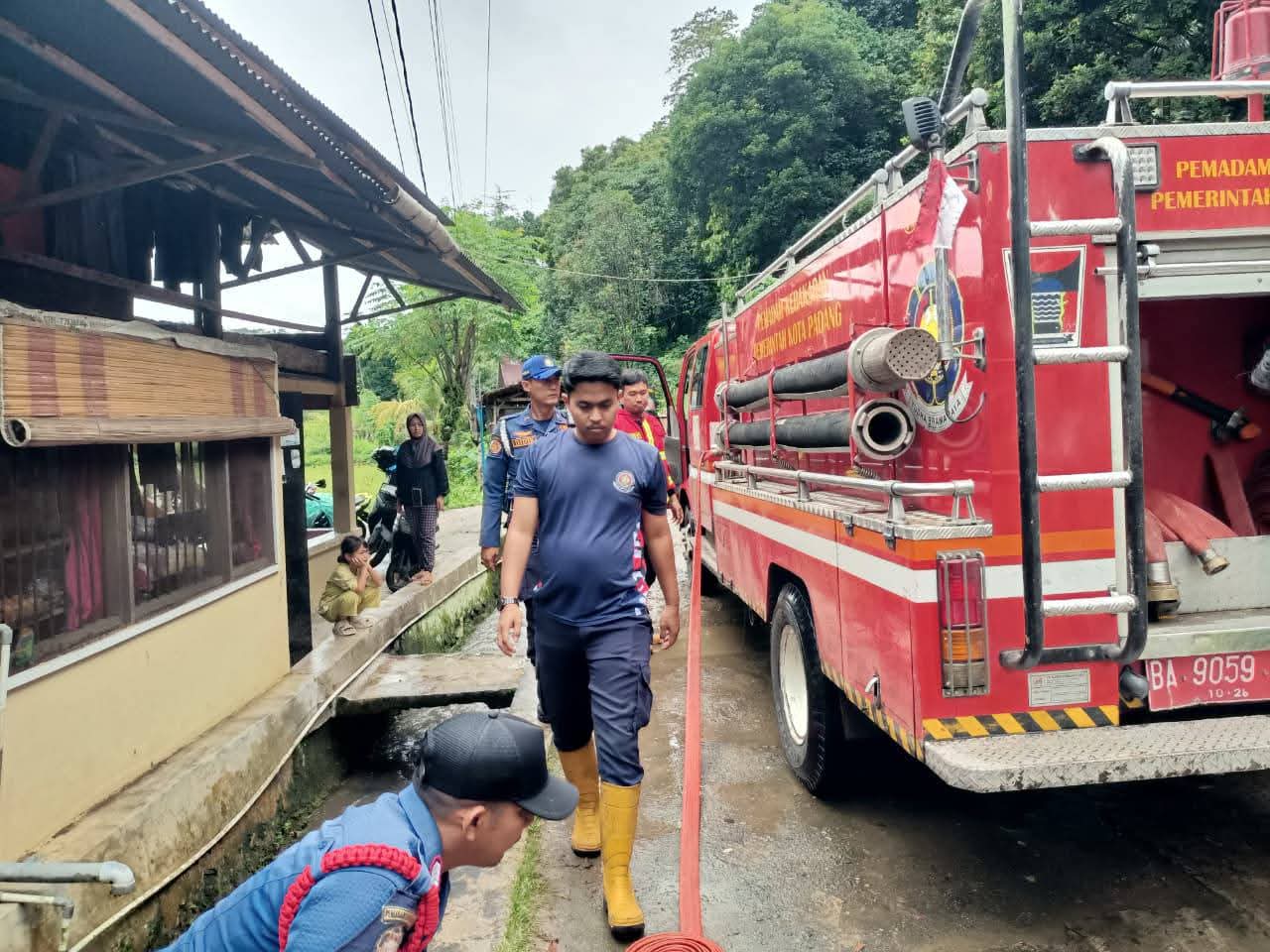 damkar-kota-padang-bantu-bersihkan-masjid-dan-rumah-warga-dari-lumpur-pasca-banjir damkar-kota-padang-bantu-bersihkan-masjid-dan-rumah-warga-dari-lumpur-pasca-banjir
