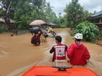 hadang-derasnya-banjir,-relawan-pmi-evakuasi-warga-yang-terjebak
