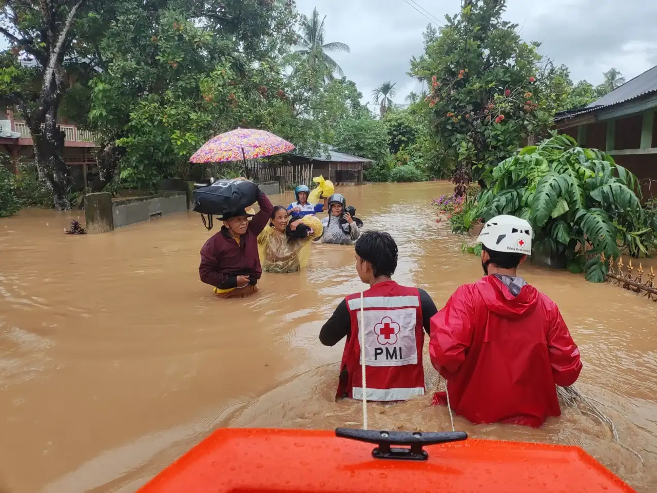 hadang-derasnya-banjir,-relawan-pmi-evakuasi-warga-yang-terjebak