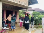 anggota-dprd-sri-kumala-dewi-salurkan-bantuan-untuk-korban-banjir-bandang-di-batang-kapas