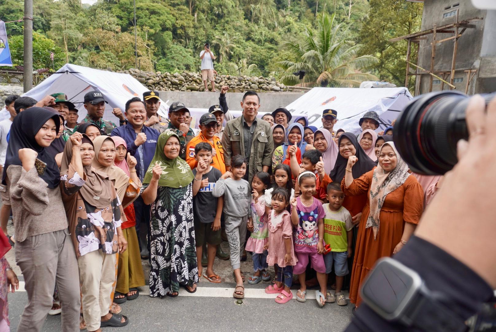 tinjau-jalan-putus-lembah-anai,-menko-infrastruktur-ahy:-sumbar-harus-bangkit