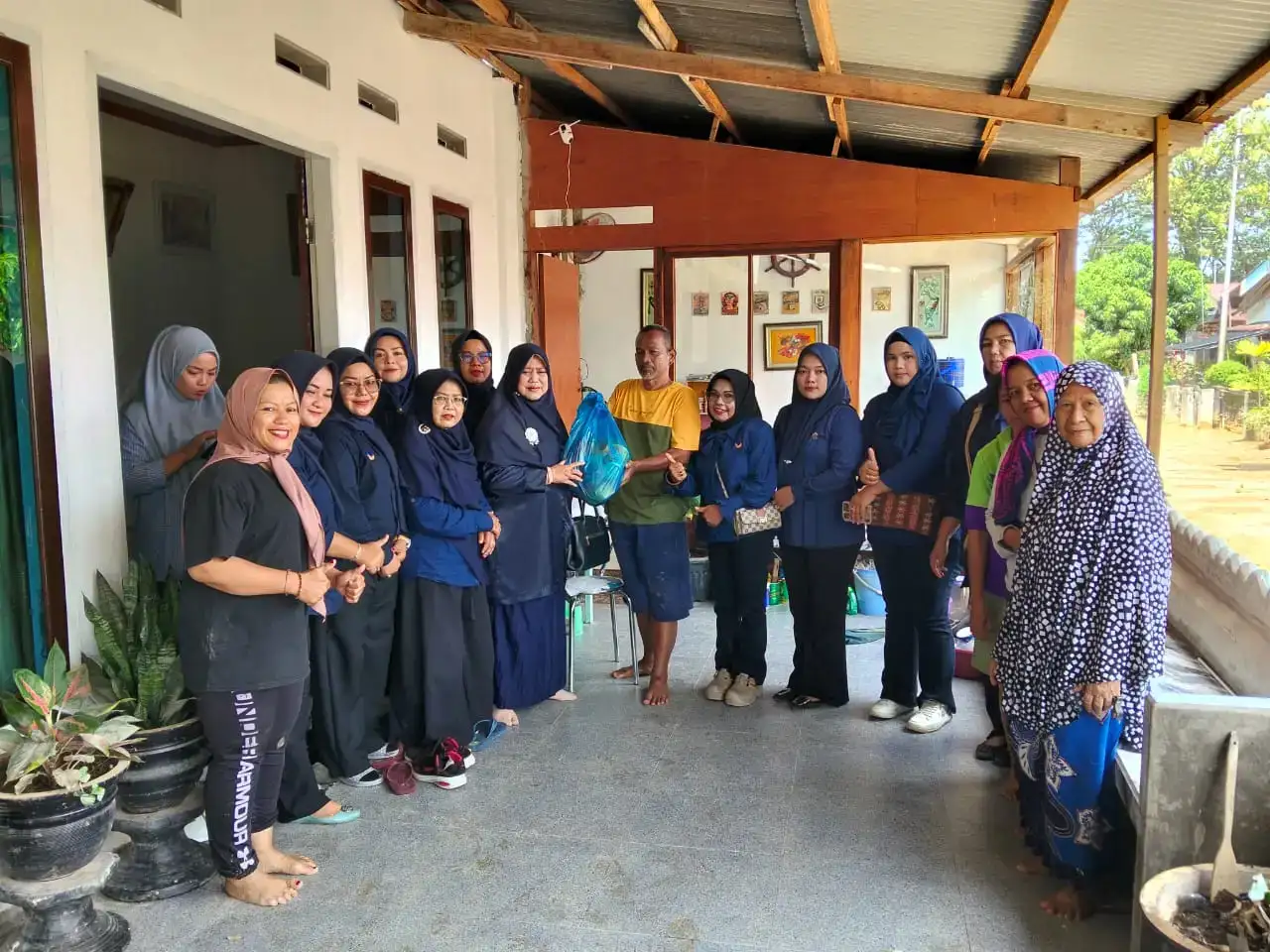 garnita-nasdem-hadir-ringankan-warga-brandon-pascabanjir-kota-padang