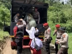 tim-tanggap-darurat-polres-50-kota-bantu-pelajar-berangkat-ke-sekolah
