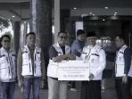 gubernur-mahyeldi-terima-bantuan-rp850-juta-dari-relawan-elang-bri-untuk-korban-bencana