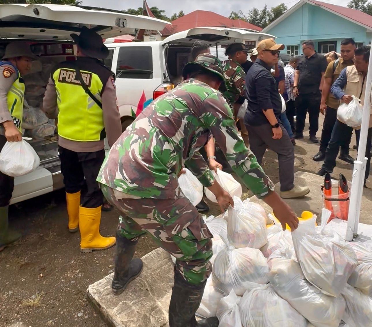 andre-rosiade-serahkan-250-paket-sembako-untuk-korban-galodo-di-malalak andre-rosiade-serahkan-250-paket-sembako-untuk-korban-galodo-di-malalak