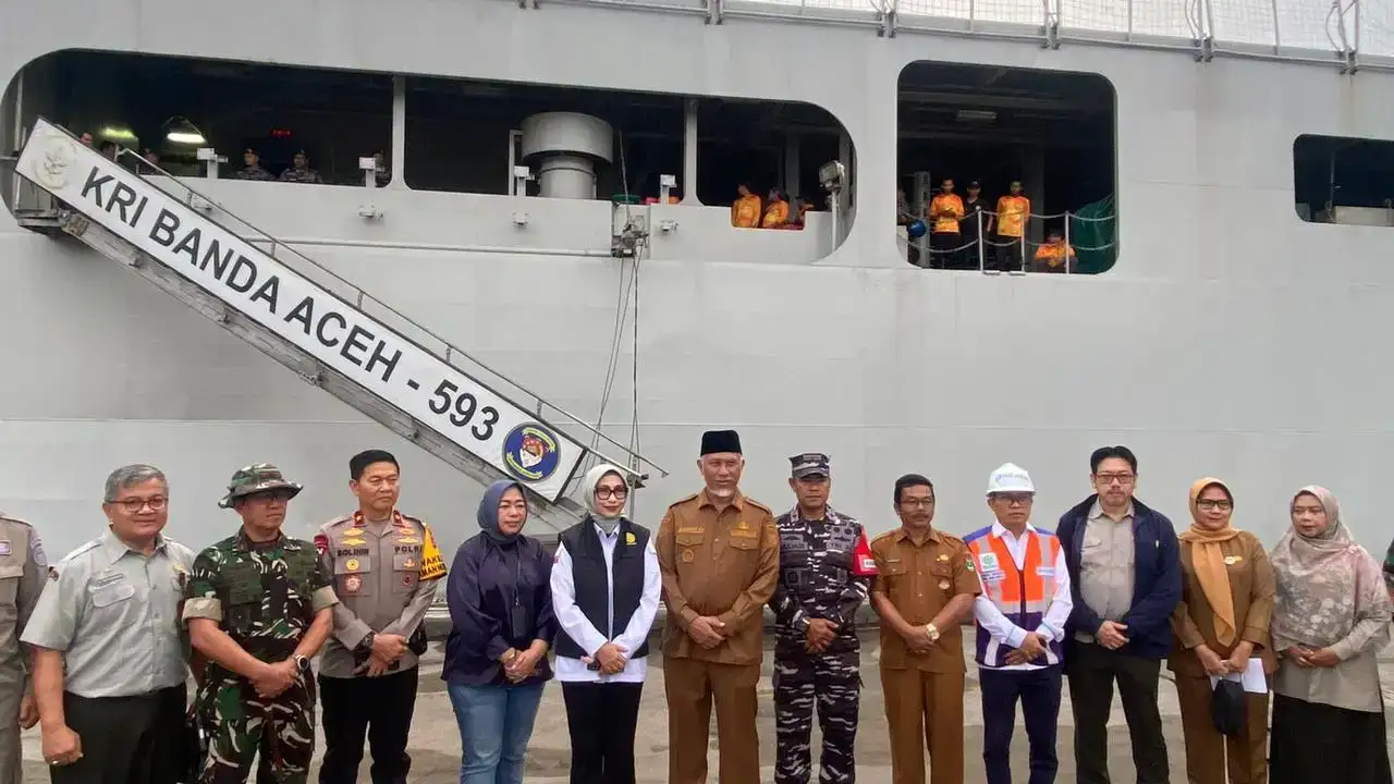 bantuan-untuk-bencana-alam-sumbar-dari-kementan-dan-bapanas,-tiba-dengan-kapal-perang