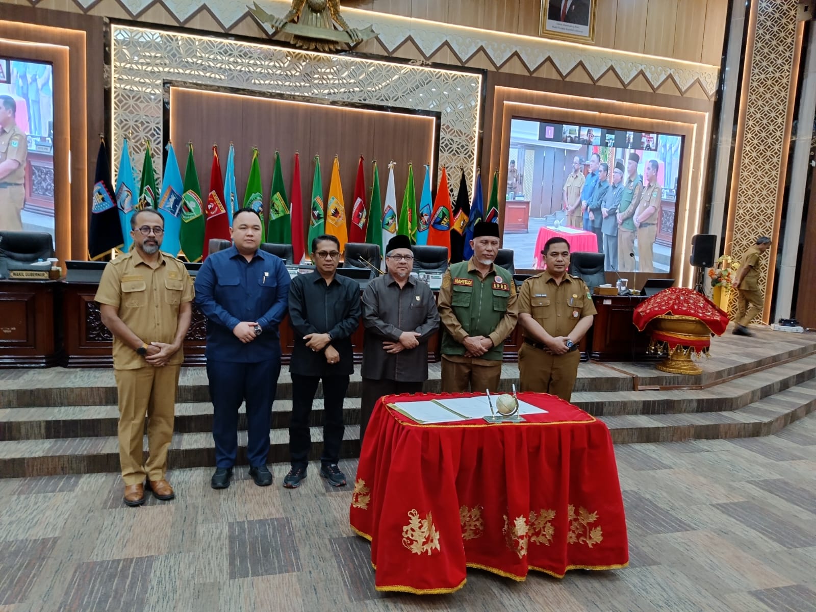 dprd-dan-gubernur-sumbar-sahkan-ranperda-kemudahan-berusaha-dan-fasilitasi-pesantren