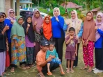 ketua-bkow-sumbar-salurkan-bantuan-untuk-warga-terdampak-bencana-di-jorong-arikia-kabupaten-agam