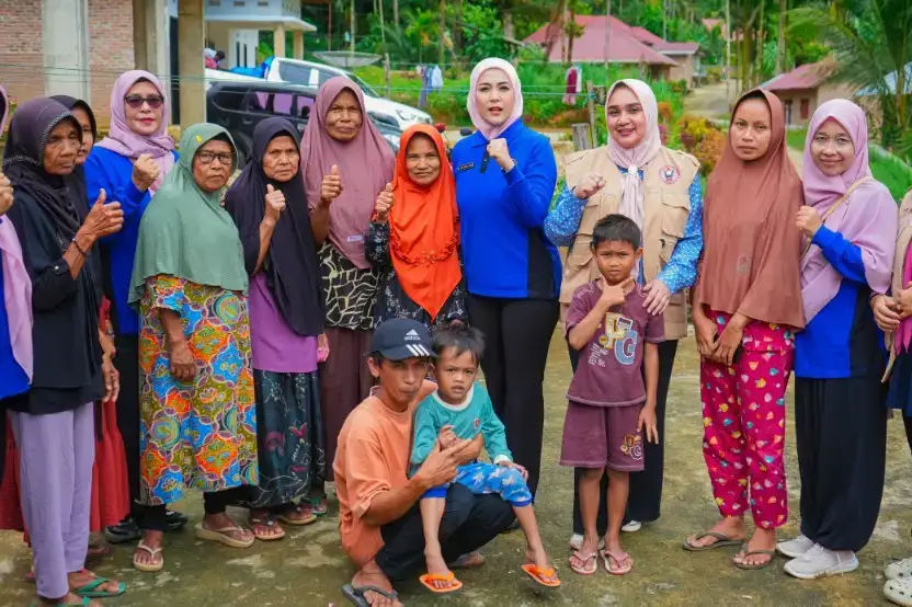 ketua-bkow-sumbar-salurkan-bantuan-untuk-warga-terdampak-bencana-di-jorong-arikia-kabupaten-agam