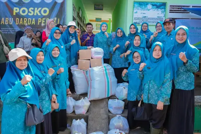ketua-tp-pkk-sumbar-ny.-harneli-salurkan-bantuan-untuk-korban-bencana-di-agam