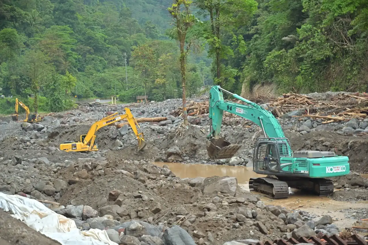 35-alat-berat-dan-940-geobag-dikerahkan,-pemprov-sumbar-percepat-penanganan-dampak-bencana-hidrometeorologi