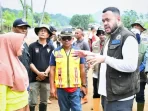 wako-fadly-amran-pimpin-gotong-royong-bersihkan-material-sisa-banjir-bandang-di-kapalo-koto wako-fadly-amran-pimpin-gotong-royong-bersihkan-material-sisa-banjir-bandang-di-kapalo-koto