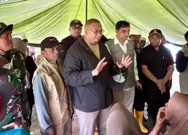 andre-rosiade-bagikan-2.000-sembako-dan-datangkan-alat-berat-untuk-penanganan-galodo-maninjau