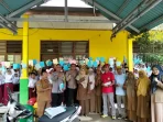 ketua-kkgo-lengayang-bagikan-buku-dan-baju-layak-pakai-kepada-siswa-sd-terdampak-bencana-alam