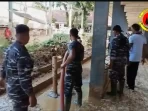 prajurit-kodaeral-ii-melaksanakan-pembersihan-lanjutan-pasca-banjir-di-lubuk-minturun-dan-sman-12-padang